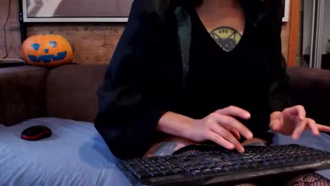 Snapshot of gloryloli chatting on 10-23-25, 09:41 Tanya online show from 10-23-25, 09:41