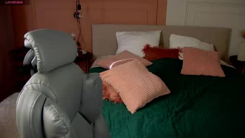 Snapshot of glow_margo chatting on 04-24-26, 02:14 Margo online show from 04-24-26, 02:14