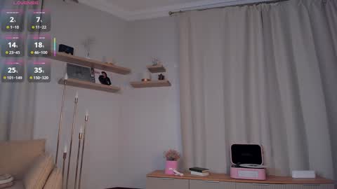 Snapshot of glowhub_ chatting on 02-26-26, 07:24 Ann Eliz and Gigi online show from 02-26-26, 07:24