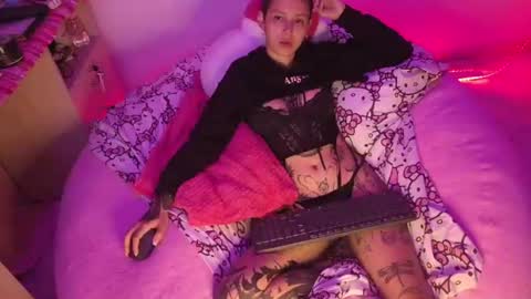 Snapshot of goddess_vee_ chatting on 07-20-26, 09:17 vee online show from 07-20-26, 09:17