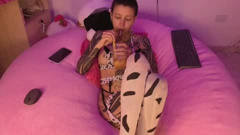 Snapshot of goddess_vee_ chatting on 07-22-26, 11:18 vee online show from 07-22-26, 11:18