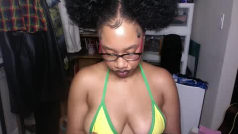 Snapshot of goddessdaisysky chatting on 09-26-25, 02:26 Goddess Daisy Sky online show from 09-26-25, 02:26