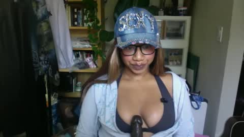Snapshot of goddessdaisysky chatting on 10-05-25, 03:32 Goddess Daisy Sky online show from 10-05-25, 03:32
