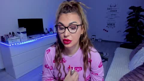 Snapshot of golddivine00 chatting on 01-11-25, 05:10 Nicole.. online show from 01-11-25, 05:10