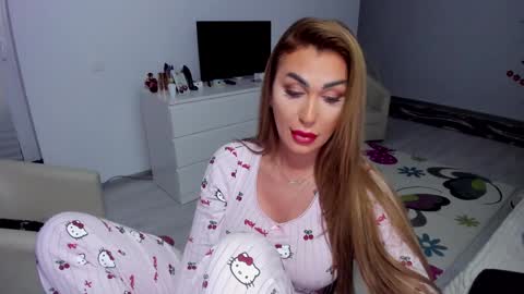 Snapshot of golddivine00 chatting on 02-03-25, 07:29 Nicole.. online show from 02-03-25, 07:29