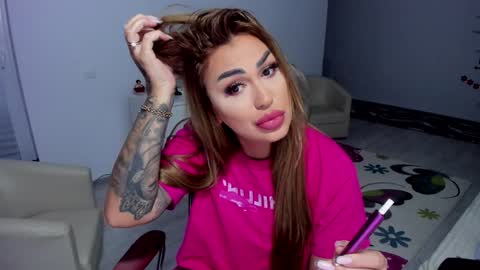 Snapshot of golddivine00 chatting on 02-05-25, 05:41 Nicole.. online show from 02-05-25, 05:41