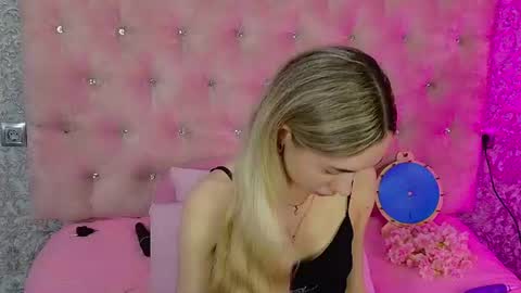 Snapshot of golden_girl__ chatting on 06-22-26, 01:51 golden girl online show from 06-22-26, 01:51