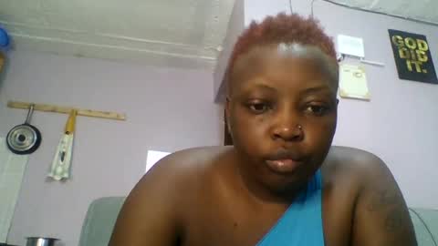 Snapshot of goldencurves_bunny chatting on 06-25-26, 07:02 Bella online show from 06-25-26, 07:02