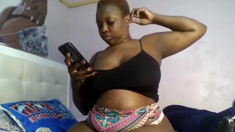 Snapshot of goldencurves_bunny chatting on 07-20-26, 11:01 Bella online show from 07-20-26, 11:01