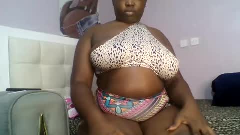 Snapshot of goldencurves_bunny chatting on 07-27-26, 11:50 Bella online show from 07-27-26, 11:50