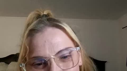 Snapshot of goldendoll1704 chatting on 06-08-26, 01:28 goldendoll1704 online show from 06-08-26, 01:28