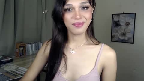 Snapshot of goldenlily69 chatting on 11-12-25, 05:35 Lily is Gold online show from 11-12-25, 05:35