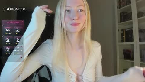 Snapshot of goodg_oddamn chatting on 11-28-25, 08:33 SOPHIE online show from 11-28-25, 08:33