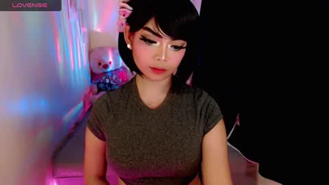 Snapshot of gorgeoustransgirl chatting on 12-12-24, 02:33 Emmy online show from 12-12-24, 02:33