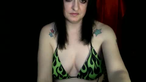 Snapshot of goth_kitten_uwu chatting on 12-31-24, 02:29 Kitten online show from 12-31-24, 02:29