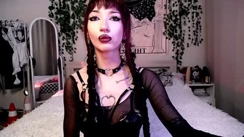 Snapshot of gothdesss chatting on 01-15-25, 03:11    online show from 01-15-25, 03:11