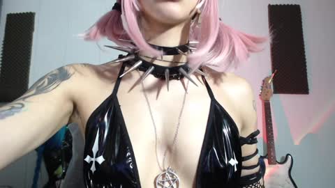 Snapshot of gothicute chatting on 01-04-25, 08:17 online show from 01-04-25, 08:17