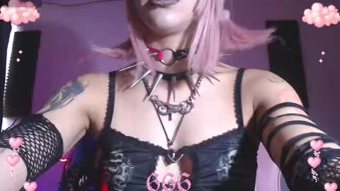 Snapshot of gothicute chatting on 09-30-25, 10:37 online show from 09-30-25, 10:37