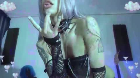 Snapshot of gothicute chatting on 10-18-25, 05:32 online show from 10-18-25, 05:32