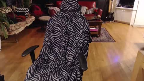 Snapshot of gothstripper chatting on 02-07-25, 01:47 Hezra online show from 02-07-25, 01:47