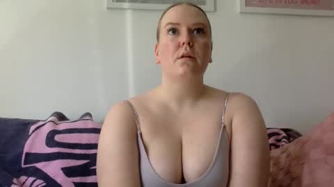 Snapshot of graceloves69 chatting on 04-22-26, 12:07 Grace Loves online show from 04-22-26, 12:07