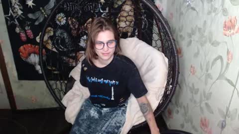 Snapshot of greenwitch9 chatting on 09-18-25, 01:35 Lina online show from 09-18-25, 01:35