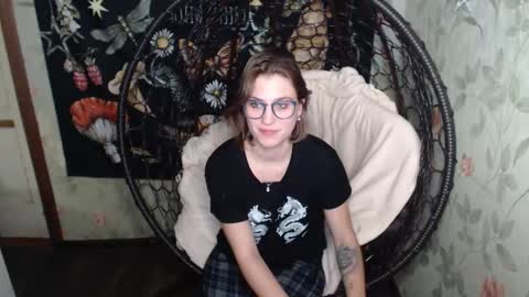 Snapshot of greenwitch9 chatting on 10-04-25, 04:16 Lina online show from 10-04-25, 04:16