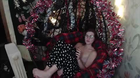 Snapshot of greenwitch9 chatting on 01-12-26, 12:43 Lina online show from 01-12-26, 12:43