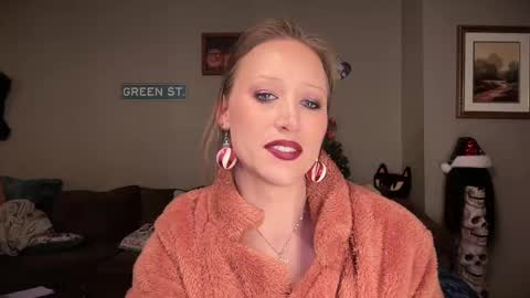 Snapshot of greenxxxqueen chatting on 12-22-24, 10:06 SexQueen Nikki online show from 12-22-24, 10:06