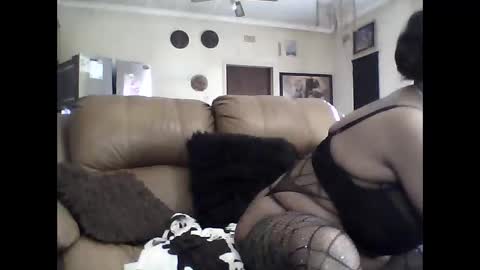 Snapshot of gucci_bx chatting on 11-16-25, 12:33 gucci-bx online show from 11-16-25, 12:33