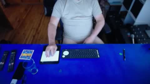 Snapshot of guesswhatigot2 chatting on 11-23-25, 04:01 guesswhatigot2 online show from 11-23-25, 04:01