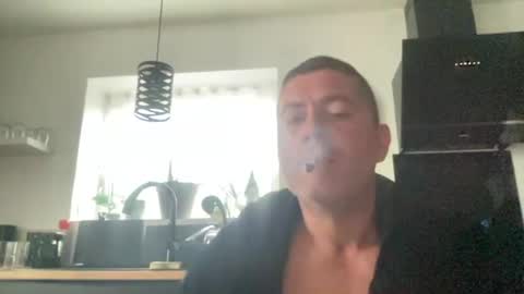 Snapshot of guil0 chatting on 09-09-25, 09:53 guil0 online show from 09-09-25, 09:53