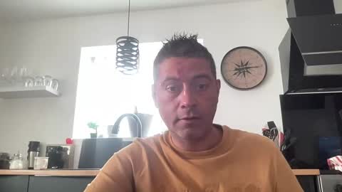 Snapshot of guil0 chatting on 09-14-25, 10:14 guil0 online show from 09-14-25, 10:14