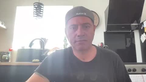 Snapshot of guil0 chatting on 09-25-25, 04:54 guil0 online show from 09-25-25, 04:54