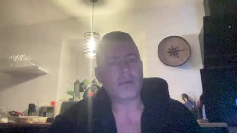 Snapshot of guil0 chatting on 09-30-25, 07:13 guil0 online show from 09-30-25, 07:13