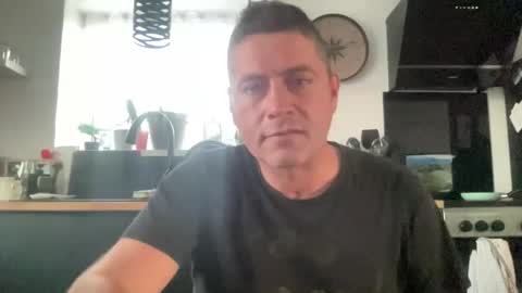 Snapshot of guil0 chatting on 10-01-25, 09:10 guil0 online show from 10-01-25, 09:10