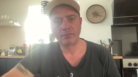 Snapshot of guil0 chatting on 10-04-25, 06:17 guil0 online show from 10-04-25, 06:17