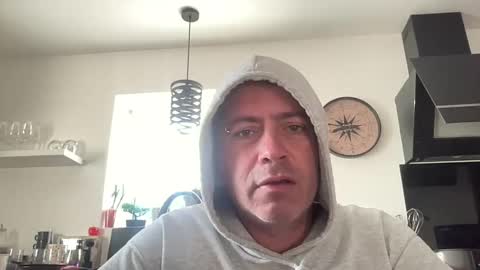 Snapshot of guil0 chatting on 10-10-25, 10:47 guil0 online show from 10-10-25, 10:47