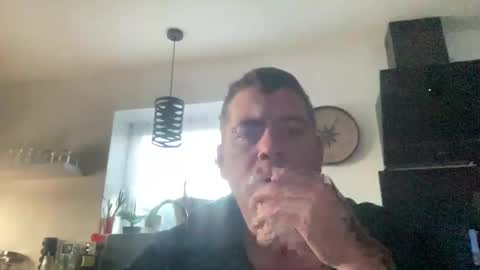 Snapshot of guil0 chatting on 10-15-25, 10:04 guil0 online show from 10-15-25, 10:04