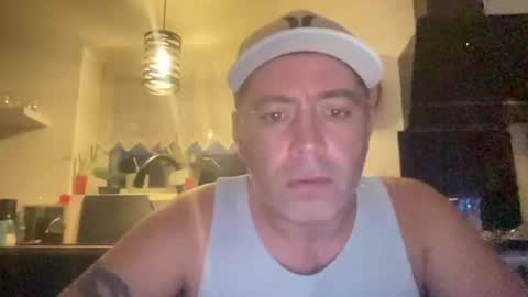 Snapshot of guil0 chatting on 10-17-25, 09:34 guil0 online show from 10-17-25, 09:34