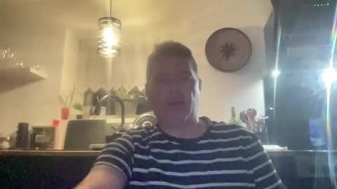 Snapshot of guil0 chatting on 10-22-25, 08:36 guil0 online show from 10-22-25, 08:36