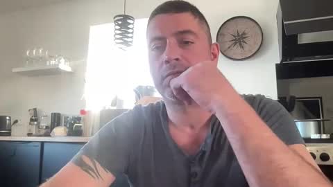 Snapshot of guil0 chatting on 10-29-25, 07:37 guil0 online show from 10-29-25, 07:37