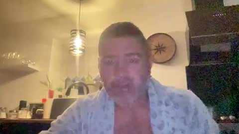 Snapshot of guil0 chatting on 10-30-25, 09:44 guil0 online show from 10-30-25, 09:44