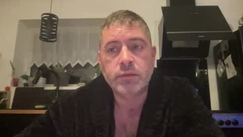 Snapshot of guil0 chatting on 10-31-25, 07:42 guil0 online show from 10-31-25, 07:42