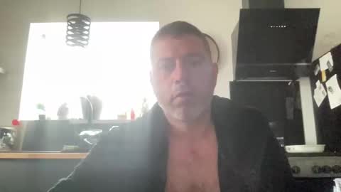 Snapshot of guil0 chatting on 11-02-25, 11:45 guil0 online show from 11-02-25, 11:45