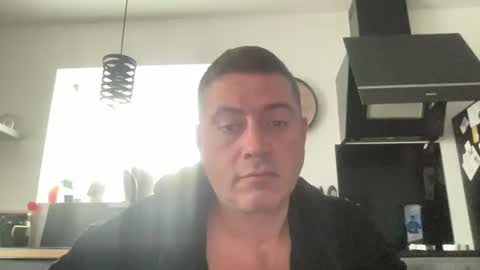 Snapshot of guil0 chatting on 11-08-25, 11:32 guil0 online show from 11-08-25, 11:32