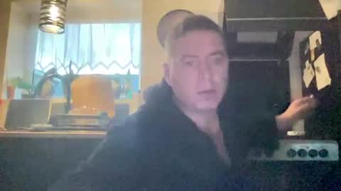 Snapshot of guil0 chatting on 11-12-25, 10:37 guil0 online show from 11-12-25, 10:37