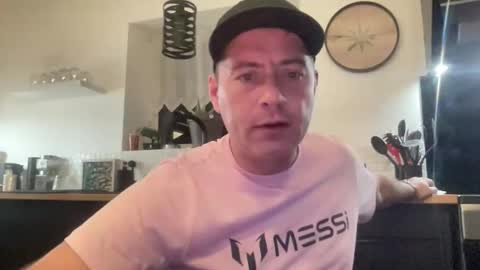 Snapshot of guil0 chatting on 01-16-26, 10:47 guil0 online show from 01-16-26, 10:47