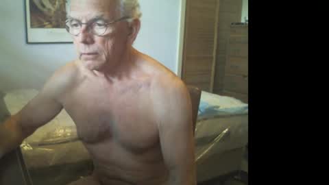 Snapshot of gulfcoast1952 chatting on 04-04-26, 03:31 Roy online show from 04-04-26, 03:31