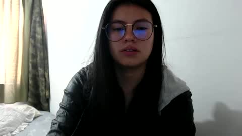 Vane blonde and Hazell black hair online show from 11-06-25, 07:04